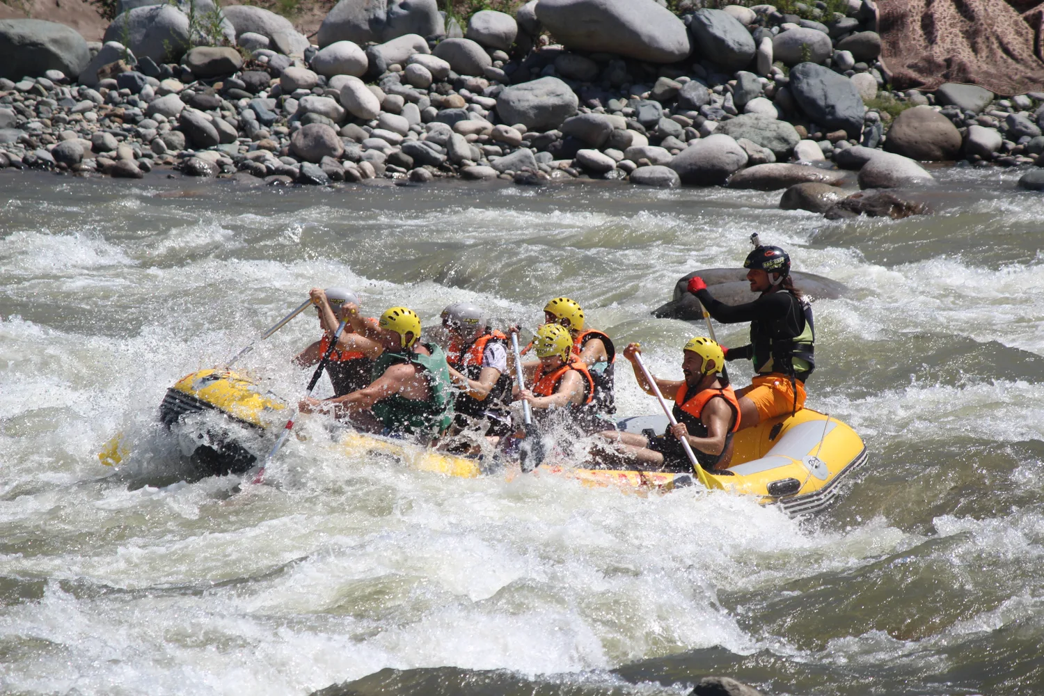 Fırtına Deresi’nin akıntısında ilerleyen rafting botu